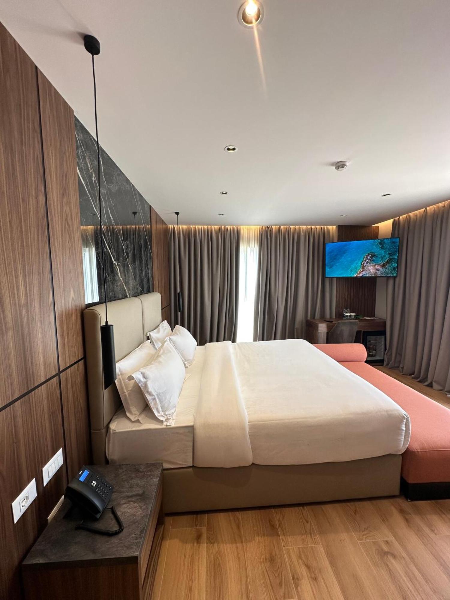 Klajdi & Hotell